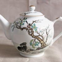 中国絵画の古典を忠実に再現した鵲と黒兎の紅茶ポットのサムネイル