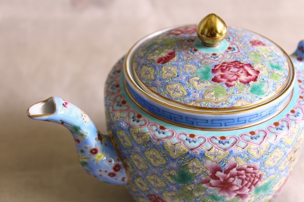 細密な文様が美しい青いポット、 老料粉彩富貴図大茶壺 | 景徳鎮高級 
