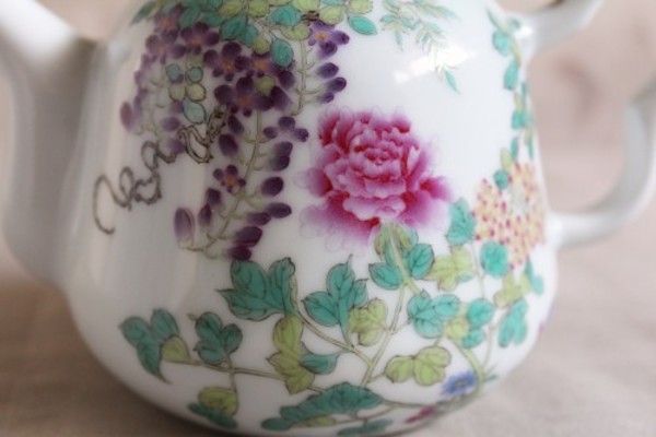 点描で描かれた花々の美しさに魅了される「百花図茶壺」
