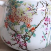 点描で描かれた花々の美しさに魅了される「百花図茶壺」のサムネイル