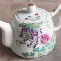 点描で描かれた花々の美しさに魅了される「百花図茶壺」のサムネイル