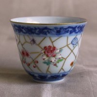 青花、粉彩、本金彩と景徳鎮の古典的な技法を尽くした小さな杯のサムネイル