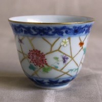 青花、粉彩、本金彩と景徳鎮の古典的な技法を尽くした小さな杯のサムネイル