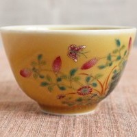 米黄釉の上に描かれた花々の粉彩が幻想的な杯のサムネイル