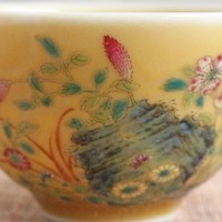 米黄釉の上に描かれた花々の粉彩が幻想的な杯のサムネイル