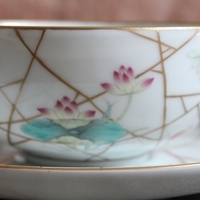 美しい花の絵付け、涼しげな氷裂文のカップ＆ソーサーのサムネイル