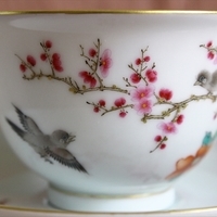 梅と山茶花で春を表す華やかなカップ＆ソーサーのサムネイル