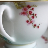梅と山茶花で春を表す華やかなカップ＆ソーサーのサムネイル